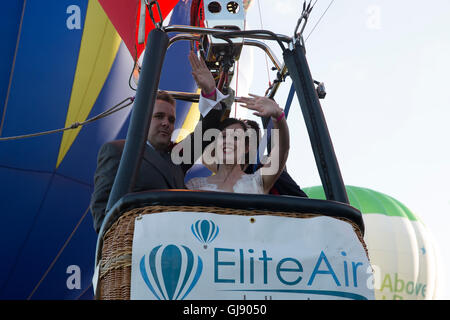 Bristol, UK, 14. August 2016, frisch vermählte Paare, Marcus Forsey und Melissa Forsey, Welle aus dem Korb wie sie im Royal Navy Ballon an der Bristol International Ballon Fiest Credit abheben: Keith Larby/Alamy Live News Stockfoto