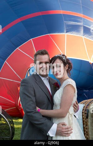 Bristol, UK, 14. August 2016, Brautpaar, Marcus Forsey und Melissa Forsey, vor ihrer Ballonfahrt in der Royal Navy Ballon an der Bristol International Ballon Fiest Credit: Keith Larby/Alamy Live News Stockfoto