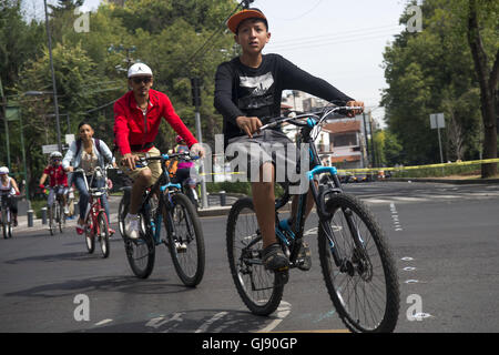 Mexiko-Stadt, Mexiko-Stadt, MX. 14. August 2016. Für jede Woche eines Morgens regieren Menschen auf dem Fahrrad und zu Fuß die Straßen von Mexiko-Stadt. Die offizielle Muévete En Bici (Bewegung mit dem Fahrrad) Veranstaltung seit 2008 geht aber war vor kurzem auf ausgeweitet, 35 Meilen (55 km) der Straßen der Stadt. © Joel Alvarez/ZUMA Draht/Alamy Live-Nachrichten Stockfoto