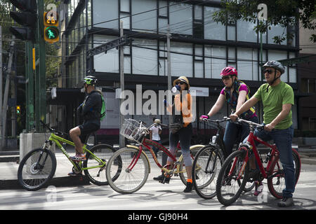 Mexiko-Stadt, Mexiko-Stadt, MX. 14. August 2016. Für jede Woche eines Morgens regieren Menschen auf dem Fahrrad und zu Fuß die Straßen von Mexiko-Stadt. Die offizielle Muévete En Bici (Bewegung mit dem Fahrrad) Veranstaltung seit 2008 geht aber war vor kurzem auf ausgeweitet, 35 Meilen (55 km) der Straßen der Stadt. © Joel Alvarez/ZUMA Draht/Alamy Live-Nachrichten Stockfoto