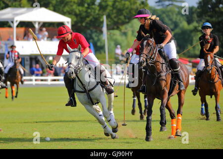 Ascot, Berkshire, UK. 14. August 2016. Das Damen-Turnier gewann La Brava Poloschule verlassen den zweiten Platz zu passen 4 Polo Kredit: Uwe Deffner/Alamy Live News Stockfoto