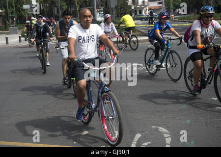 Mexiko-Stadt, Mexiko-Stadt, MX. 14. August 2016. Für jede Woche eines Morgens regieren Menschen auf dem Fahrrad und zu Fuß die Straßen von Mexiko-Stadt. Die offizielle Muévete En Bici (Bewegung mit dem Fahrrad) Veranstaltung seit 2008 geht aber war vor kurzem auf ausgeweitet, 35 Meilen (55 km) der Straßen der Stadt. © Joel Alvarez/ZUMA Draht/Alamy Live-Nachrichten Stockfoto