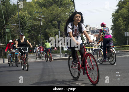 Mexiko-Stadt, Mexiko-Stadt, MX. 14. August 2016. Für jede Woche eines Morgens regieren Menschen auf dem Fahrrad und zu Fuß die Straßen von Mexiko-Stadt. Die offizielle Muévete En Bici (Bewegung mit dem Fahrrad) Veranstaltung seit 2008 geht aber war vor kurzem auf ausgeweitet, 35 Meilen (55 km) der Straßen der Stadt. © Joel Alvarez/ZUMA Draht/Alamy Live-Nachrichten Stockfoto