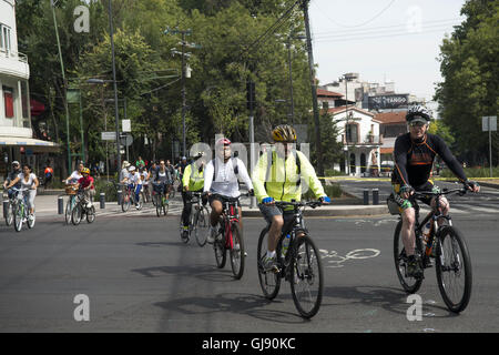 Mexiko-Stadt, Mexiko-Stadt, MX. 14. August 2016. Für jede Woche eines Morgens regieren Menschen auf dem Fahrrad und zu Fuß die Straßen von Mexiko-Stadt. Die offizielle Muévete En Bici (Bewegung mit dem Fahrrad) Veranstaltung seit 2008 geht aber war vor kurzem auf ausgeweitet, 35 Meilen (55 km) der Straßen der Stadt. © Joel Alvarez/ZUMA Draht/Alamy Live-Nachrichten Stockfoto