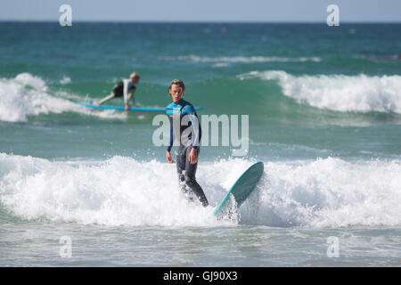 Newquay, Großbritannien. 14. August 2016. FISTRAL BEACH, NEWQUAY, CORNWALL, UK - 14. August 2016: Touristen genießen einen sonnigen Tag am Fistral Strand während des Turniers Boardmaster surfen. Newquay ist eine Küstenstadt Haupttouristenattraktionen in Großbritannien. Bildnachweis: Nicholas Burningham/Alamy Live-Nachrichten Stockfoto