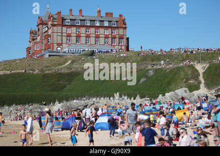 Newquay, Großbritannien. 14. August 2016. FISTRAL BEACH, NEWQUAY, CORNWALL, UK - 14. August 2016: Touristen genießen einen sonnigen Tag am Fistral Strand während des Turniers Boardmaster surfen. Newquay ist eine Küstenstadt Haupttouristenattraktionen in Großbritannien. Bildnachweis: Nicholas Burningham/Alamy Live-Nachrichten Stockfoto