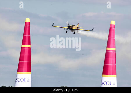 Ein pilot Nigel Lamb aus Großbritannien Rennen in seinem Breitling Flugzeug beim Masters Cup Luftrennen auf der Red Bull Air Race 2016 in Ascot Stadion, UK auf der 14.08.2016. Der endgültige Sieger war Matt Hall aus Australien, zweite Matthias Dolderer aus Deutschland und der dritte Hannes Arch aus Österreich. Stockfoto