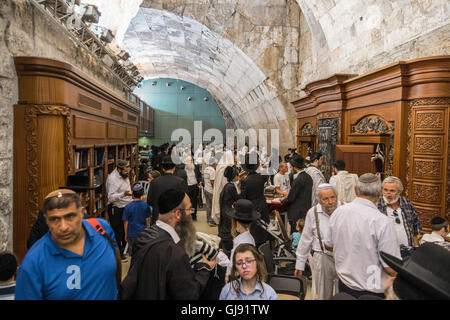 Jerusalem, Israel. 14. August 2016. Menschen beten in einem unterirdischen Abschnitt der Klagemauer in Jerusalem während des Fastens 9. von Ab, wenn viele Juden zu erinnern und trauern um die Zerstörung des zweiten Tempels durch die Römer 70 n. Chr. Die Bogen im Hintergrund ist ein Überbleibsel der Treppe zum Tempel. Bildnachweis: Yagil Henkin/Alamy Live-Nachrichten Stockfoto