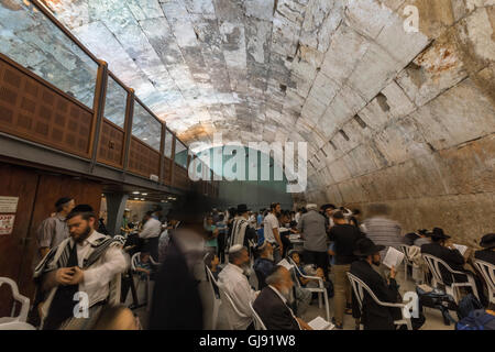 Jerusalem, Israel. 14. August 2016. Menschen beten in einem unterirdischen Abschnitt der Klagemauer in Jerusalem während des Fastens 9. von Ab, wenn viele Juden zu erinnern und trauern um die Zerstörung des zweiten Tempels durch die Römer 70 n. Chr. Die Bogen im Hintergrund ist ein Überbleibsel der Treppe zum Tempel. Bildnachweis: Yagil Henkin/Alamy Live-Nachrichten Stockfoto