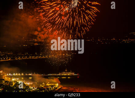 Eastbourne, East Sussex, Großbritannien. August 2016. Airbourne Feuerwerkfinale nach einer tollen Show an der Südküste. Stockfoto