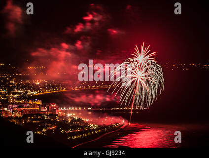 Eastbourne, East Sussex, Großbritannien. August 2016. Airbourne Feuerwerkfinale nach einer tollen Show an der Südküste. Stockfoto