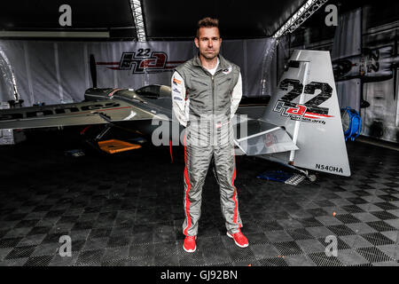 Hannes Arch und sein Flugzeug im Hangar vor dem Masters Cup-Luft-Rennen bei den Red Bull Air Race 2016 in Ascot Stockfoto