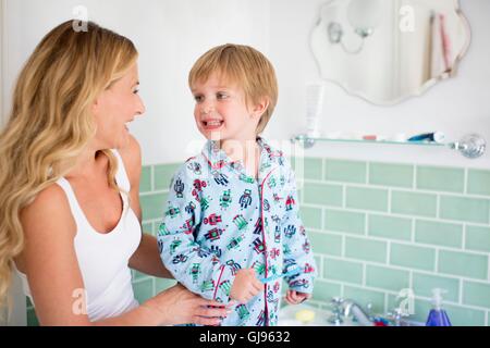 EIGENTUM FREIGEGEBEN. -MODELL VERÖFFENTLICHT. Mutter und Sohn im Bad die Zähne putzen. Stockfoto