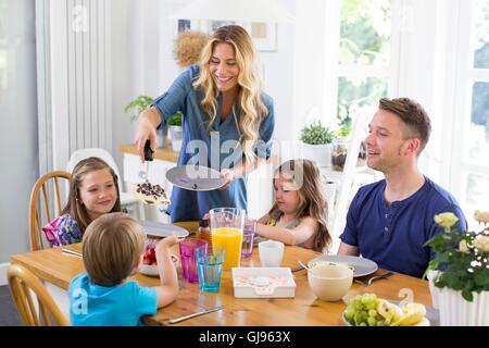 EIGENTUM FREIGEGEBEN. -MODELL VERÖFFENTLICHT. Familie am Esstisch mit einer Mahlzeit. Stockfoto