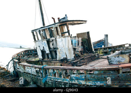 Verfallenen Fischerei Trawler oben geschleppt und Fäulnis in ein Meer-Mündung Stockfoto