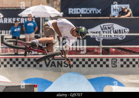 Fahrrad Stunts im Skatepark in Huntington Beach, Kalifornien, während die VANS uns offener Wettbewerb. 27. Juli 2016 Stockfoto