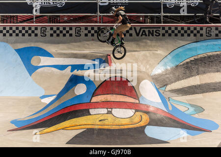 Fahrrad Stunts im Skatepark in Huntington Beach, Kalifornien, während die VANS uns offener Wettbewerb. 27. Juli 2016 Stockfoto