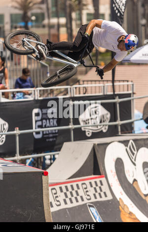 Fahrrad Stunts im Skatepark in Huntington Beach, Kalifornien, während die VANS uns offener Wettbewerb. 27. Juli 2016 Stockfoto