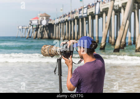 Fotograf am Strand von den USA öffnen Surfing in Huntington Beach, Kalifornien, 27. Juli 2016 Stockfoto