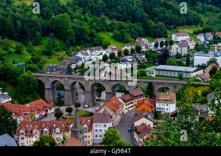 Eisenbahnviadukt in Hornberg, umgeben vom Schwarzwald, Deutschland Stockfoto