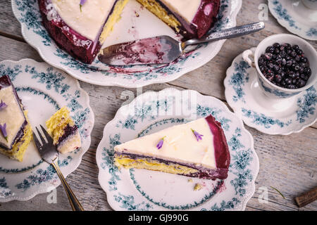 Stück Heidelbeer-Käsekuchen auf Vintage Teller Stockfoto