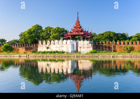 Mandalay, Myanmar am Palast Wall und graben. Stockfoto