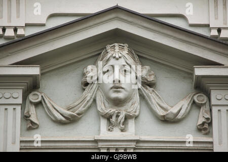 Jugendstilmaskaron am Einnahmehaus in der Šmeralova-Straße im Stadtteil Bubeneč in Prag, Tschechische Republik. Stockfoto