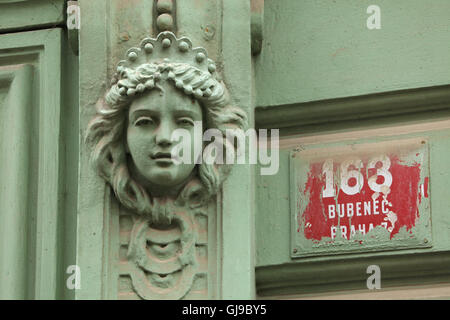 Jugendstilmaskaron am Einnahmehaus in der Šmeralova-Straße im Stadtteil Bubeneč in Prag, Tschechische Republik. Stockfoto