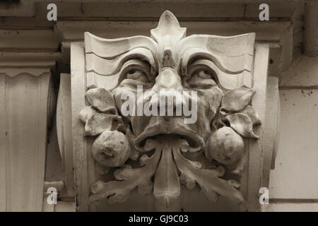 Jugendstil-Maskaron am Haus der goldenen Nagel in Karlova Straße in der Altstadt in Prag, Tschechien. Stockfoto