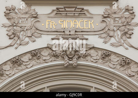 Jugendstil-Maskaron am Umsatz Haus in Parizska Straße in der Altstadt in Prag, Tschechien. Die Umsatz-Haus, entworfen von tschechischen Architekten Jan Vejrych 1902-1904 erbaut wurde. Das Detail zeigt eine extrem schlechte Qualität der Restaurierungsarbeiten. Stockfoto