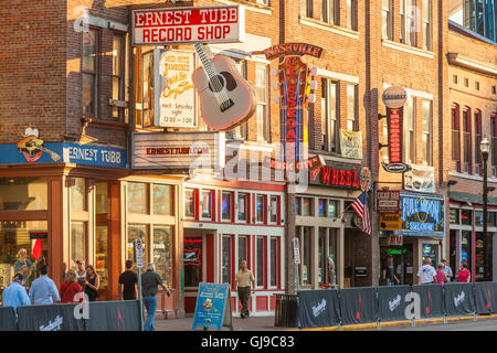 Honky Tonk Bars und Geschäfte am lower Broadway in Nashville, Tennessee. Stockfoto