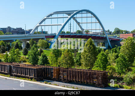 Die Gateway Bridge, auch bekannt als der koreanische Krieg Veterans Memorial Bridge überspannt den Cumberland River in Nashville, Tennessee. Stockfoto