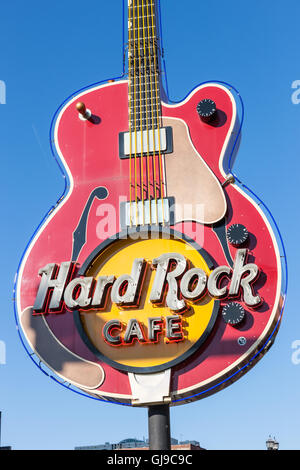 Eine Gitarre geformte Zeichen für das Hard Rock Cafe in Nashville, Tennessee. Stockfoto