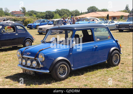 Eine Austin Mini zeigt in einer Oldtimer-Rallye Stockfoto