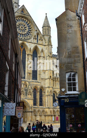 Die Shambles, York, UK - antiken mittelalterlichen gepflasterten Straße und Geschäfte in der Innenstadt Stockfoto