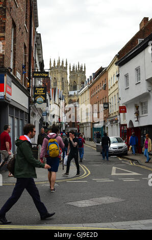 Die Shambles, York, UK - antiken mittelalterlichen gepflasterten Straße und Geschäfte in der Innenstadt Stockfoto