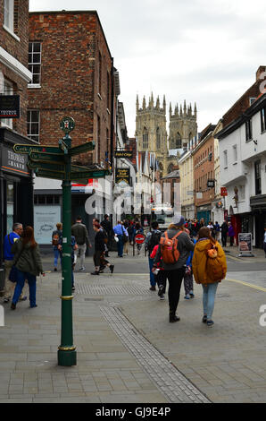 Die Shambles, York, UK - antiken mittelalterlichen gepflasterten Straße und Geschäfte in der Innenstadt Stockfoto