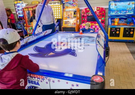 Zwei junge Brüder, Air-Hockey zu spielen, in eine Spielhalle. Stockfoto