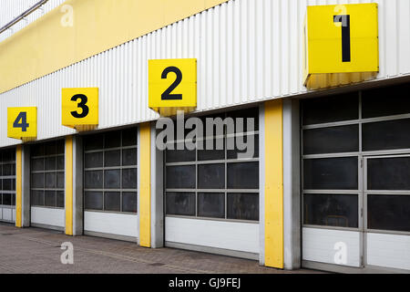 Industriegebäude mit nummerierten Tore Stockfoto