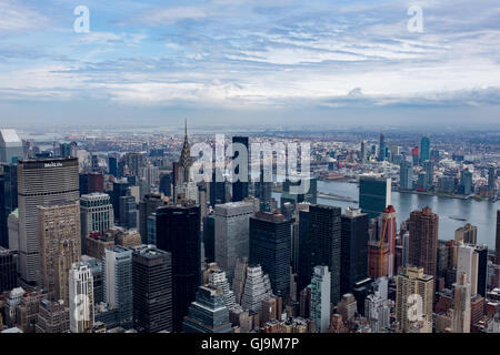 New York City USA Aussicht vom Empire State Building mit Blick auf den East River und Chrysler Building. Stockfoto