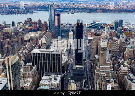 New York City USA Aussicht vom Empire State Gebäude mit Blick auf den Hudson River entlang W 34th Street. Stockfoto