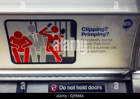 New York City USA Schild an der New Yorker u-Bahn gegen unsoziales Verhalten, in diesem Fall in der Öffentlichkeit zu putzen. Stockfoto