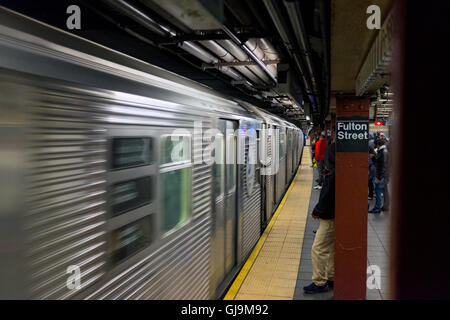 New York City USA Fulton Street, New York City Subway Anreise Zug Stockfoto