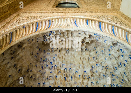 Palast von Alhambra, Granada, Spanien, Arabesque maurischen Tropfsteinhöhle oder Morcabe decken, Palacios Nazaries