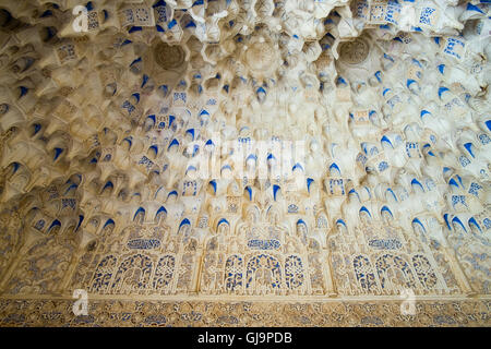 Palast von Alhambra, Granada, Spanien, Arabesque maurischen Tropfsteinhöhle oder Morcabe decken, Palacios Nazaries