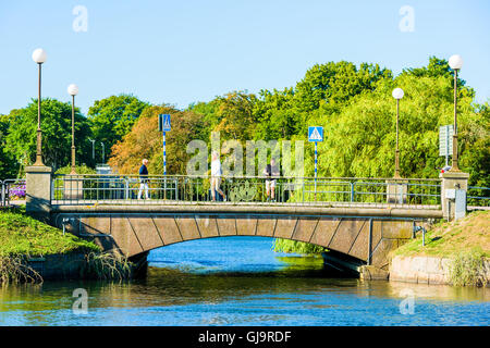 Kalmar, Schweden - 10. August 2016: Die Brücke am Sodra Kanalgatan über den Fredriksskans Kanal in der Stadt. Stockfoto