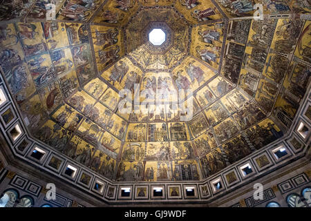 Das Florenz Baptisterium, auch bekannt als das Baptisterium des Heiligen Johannes, der Innenseite der Kuppel mit Goldmosaik Stockfoto