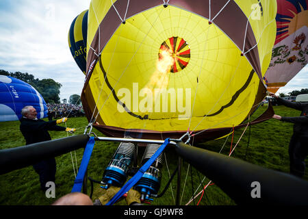 Pilot bläst eines Heißluftballons in Vorbereitung für Lift off an der Bristol International Balloon Fiesta, Ashton Gericht Estate. Stockfoto