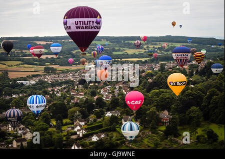 Heißluftballons fliegen über dem Ashton Gericht Nachlass nach dem Start in einem Masse Aufstieg an der Bristol International Balloon Fiesta. Stockfoto