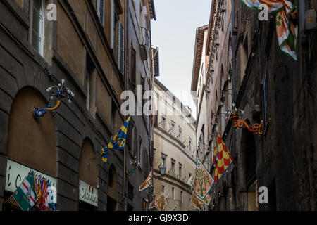 Die Flaggen der Contrade, säumen die Straßen in Siena, Toskana, Italien Stockfoto